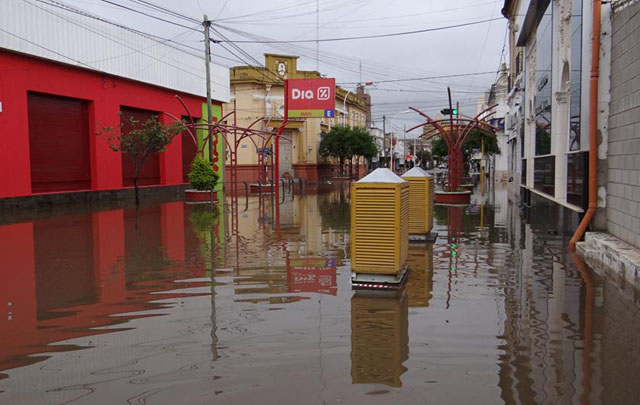 El agua llegó al supermercado Día, en Bell Ville.