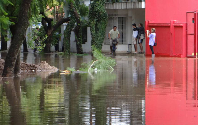 El agua detrás del supermercado Día, en Bell Ville.