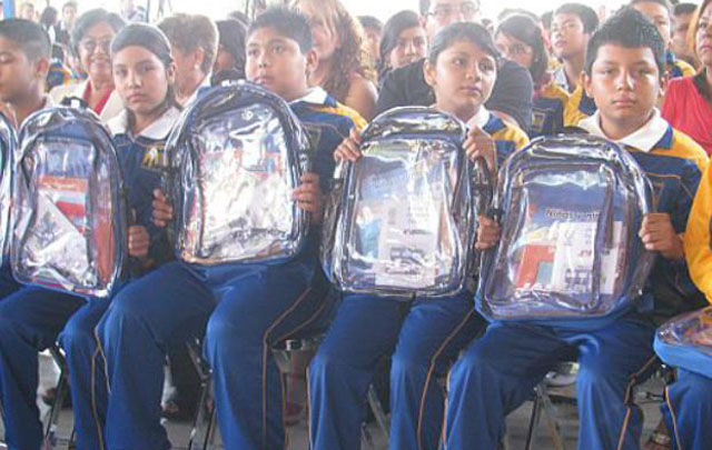 Las mochilas transparentes ya reportan beneficios para los alumnos misioneros.