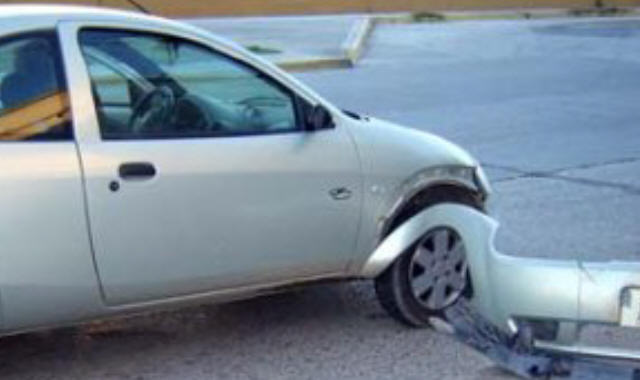 El Ford Ka terminó con parte del paragolpes dañado (Foto ilustrativa)