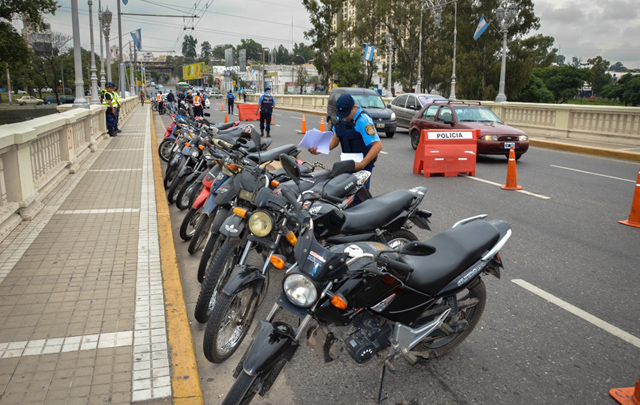 Controles policiales en avenidas e ingresos a la capital cordobesa.
