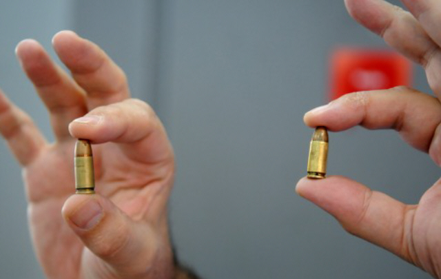 Hallaron dos balas calíbre 9 milímetros en la puerta del diario (Foto: MDZ).