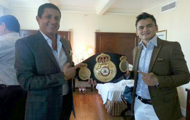 Gustavo Arce, de Agustino Cueros, junto a Marcos Maidana.