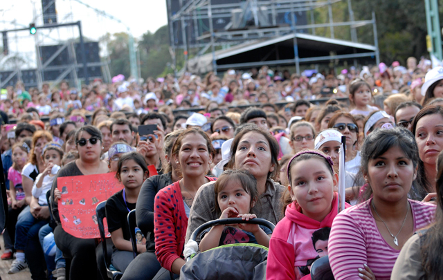 Violetta brindó un show libre y gratuito en los bosques de Palermo
