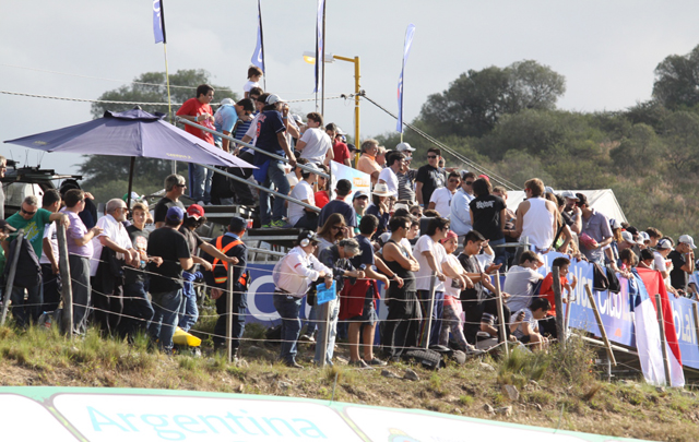 El Rally Mundial debutó con gran convocatoria en las sierras. 