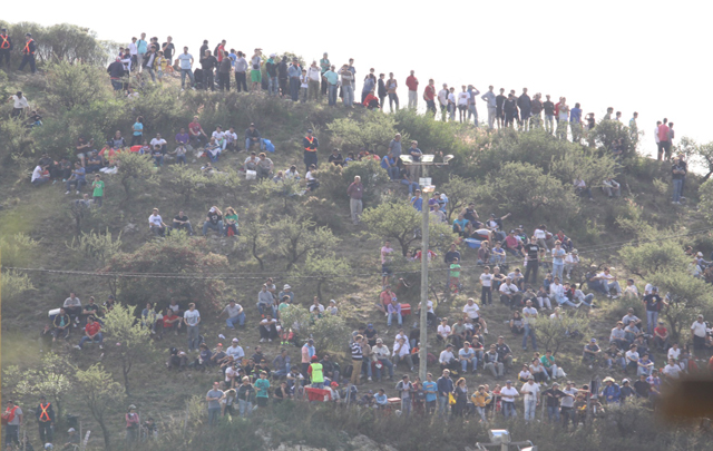 El Rally Mundial debutó con gran convocatoria en las sierras. 