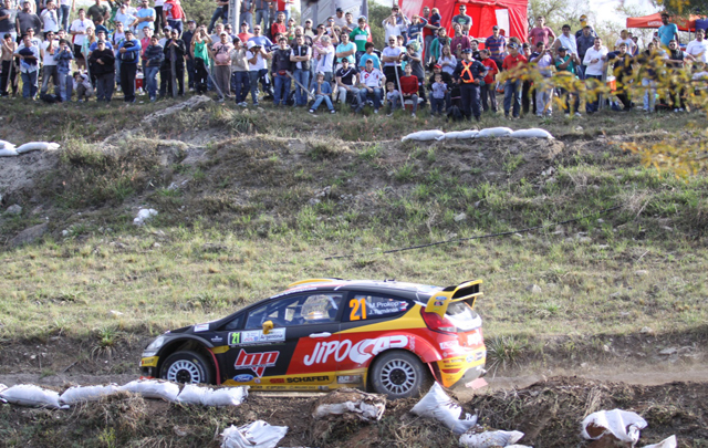 El Rally Mundial debutó con gran convocatoria en las sierras. 