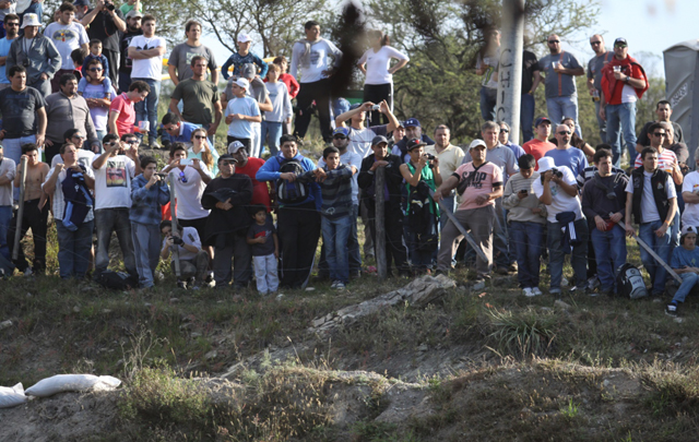 El Rally Mundial debutó con gran convocatoria en las sierras. 