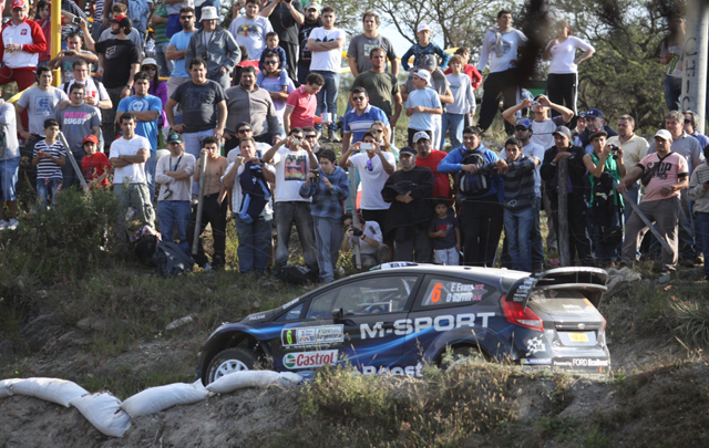 El Rally Mundial debutó con gran convocatoria en las sierras. 
