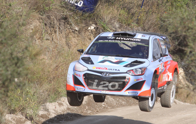 El Rally Mundial debutó con gran convocatoria en las sierras. 