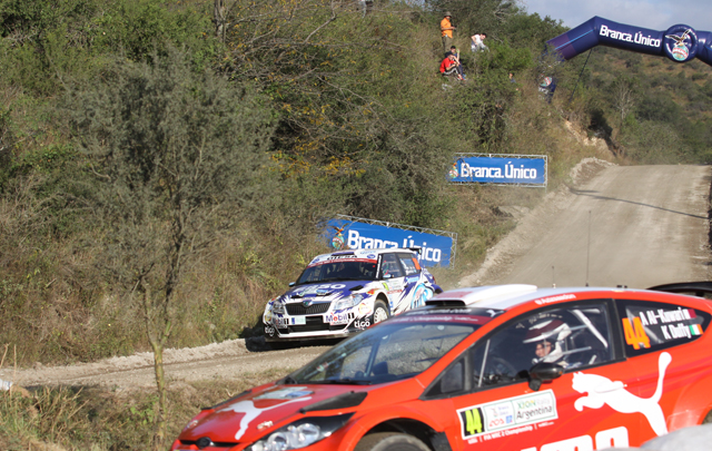 El Rally Mundial debutó con gran convocatoria en las sierras. 