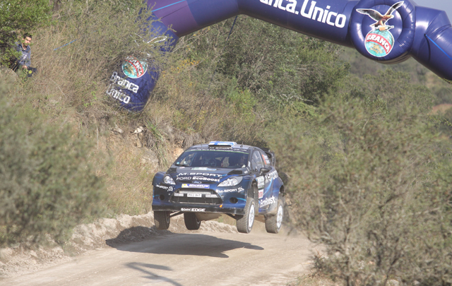 El Rally Mundial debutó con gran convocatoria en las sierras. 