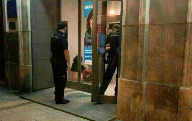 Practicaban sexo en el cajero automático.