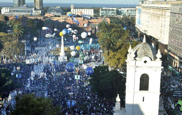 FOTO: Una multitud se sumó a los festejos de la fecha patria.