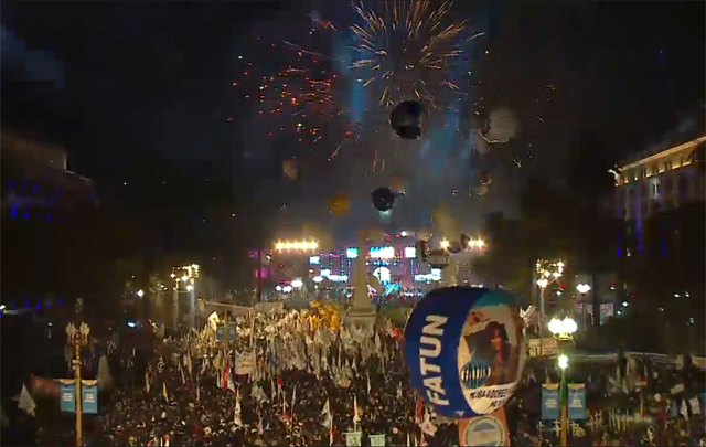 FOTO: Los festejos en Plaza de Mayo empezaron a la tarde y siguieron en horas de la noche.