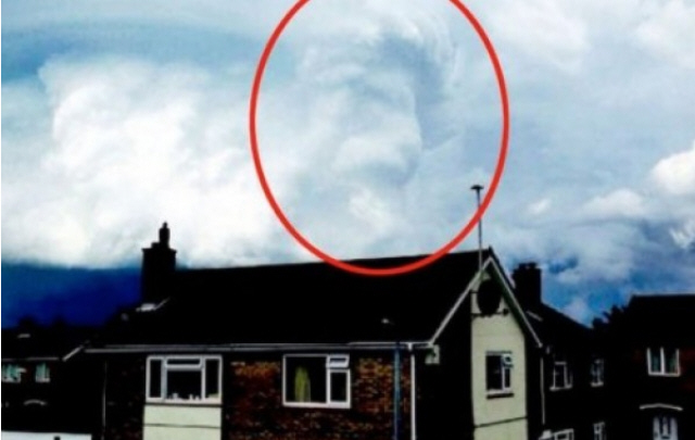 Una joven británica fotografió una nube con forma de Mufasa.