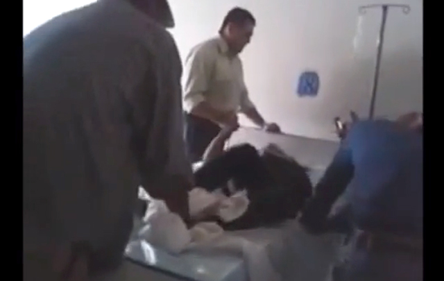 El supuesto pastor exhorta al demonio a salir del cuerpo de la joven.