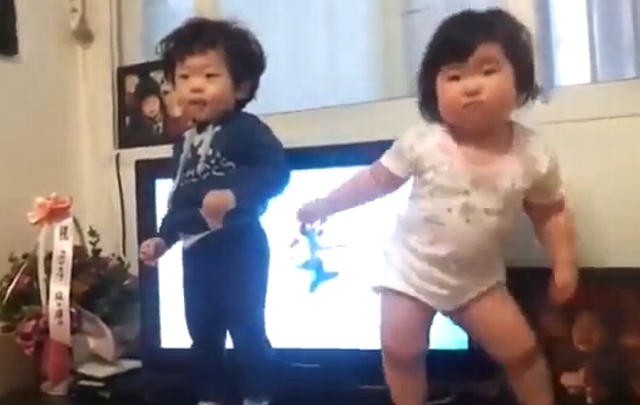 Bebés coreanos bailan dance.