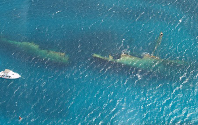 Desde el aire se ve al carguero alemán de la SGM.