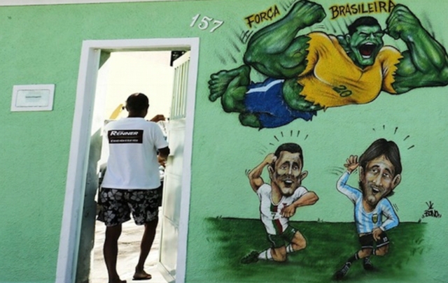 Los graffitis en las calles de ciudades brasileñas contra el Mundial.