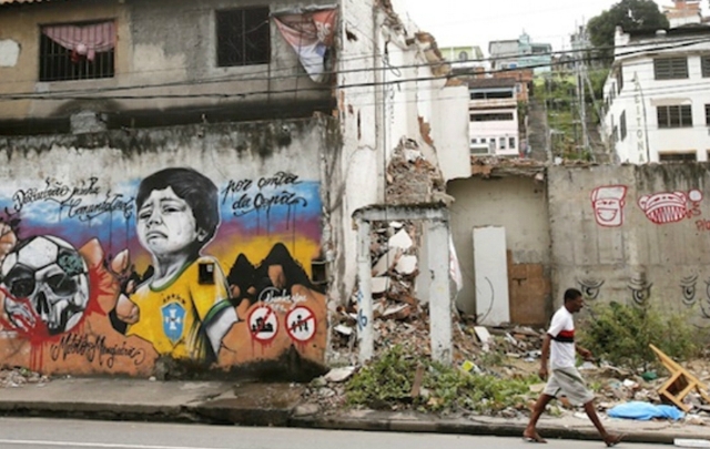 Los graffitis en las calles de ciudades brasileñas contra el Mundial.