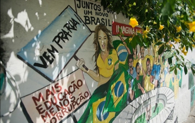 Los graffitis en las calles de ciudades brasileñas contra el Mundial.