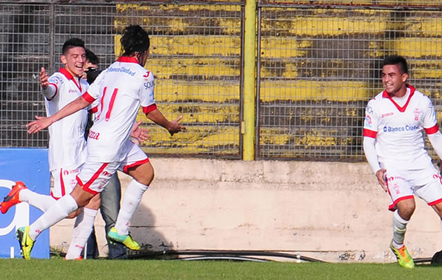 Huracán ganó y prolongó la pelea por el ascenso.