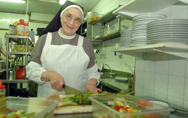 La religiosa se hizo popular por sus programas televisivos.