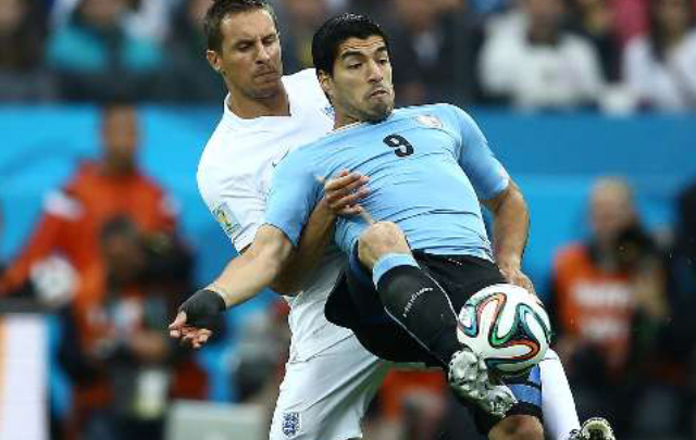Uruguay enfrenta a Inglaterra en un partido decisivo.