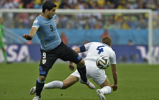 Uruguay enfrenta a Inglaterra en un partido decisivo.