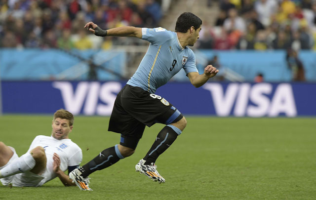 Uruguay enfrenta a Inglaterra en un partido decisivo.