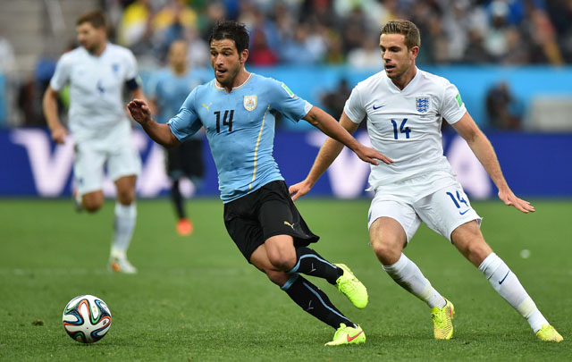 Uruguay enfrenta a Inglaterra en un partido decisivo.