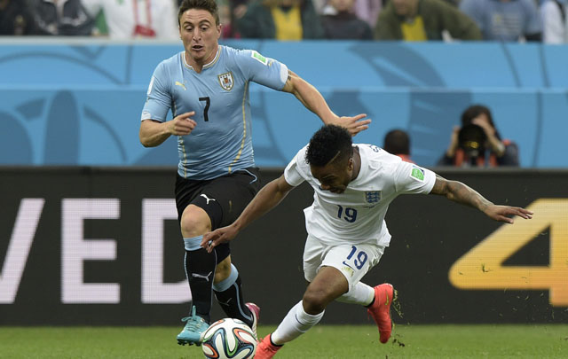 Uruguay enfrenta a Inglaterra en un partido decisivo.