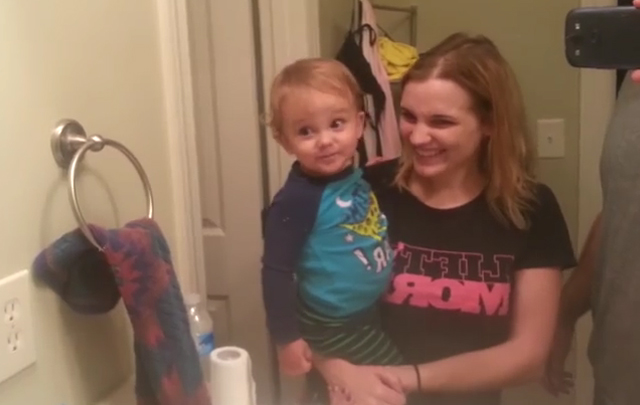 El pequeño se regocija al darse cuenta de lo que puede hacer.