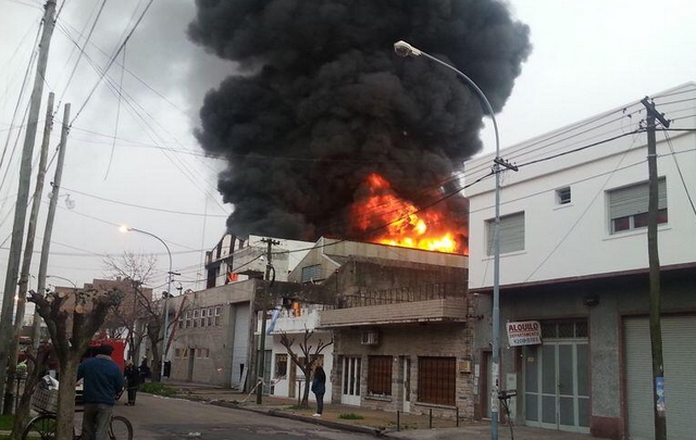 El fuego se veía de varias cuadras a la redonda.