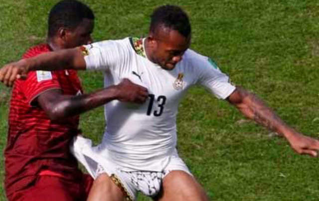 Jordan Ayew tuvo un percance con su pantalón.