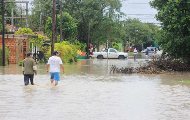 La ciudad de Clorinda fue afectada por la crecida del río Paraguay y las lluvias.