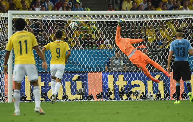 Muslera se estira pero nada puede hacer ante el golazo de James.
