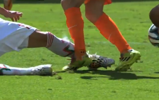 Imagen del penal que no le cobraron al delantero holandés. 