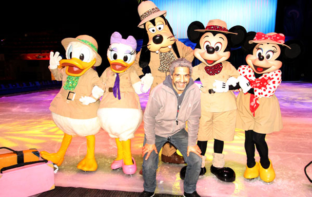 El Turco con parte de los personajes de Disney.