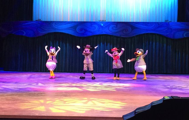  Mickey y Minnie harán las veces de guías de turismo.