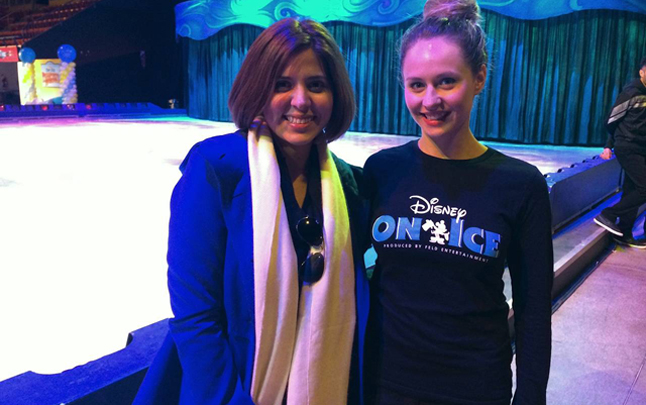 Geo con Samanta, la patinadora que encara a Campanita.