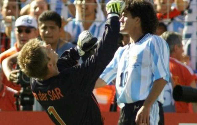 FOTO: Van der Sar recibe el cabezazo de Ortega en Francia 98.