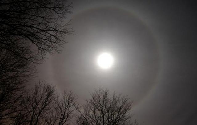 El halo lunar se produce cuando el aire atmosférico posee ligeras nubes cristalizadas