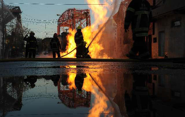 Doce dotaciones de Bomberos trabajaban para apagar el fuego.