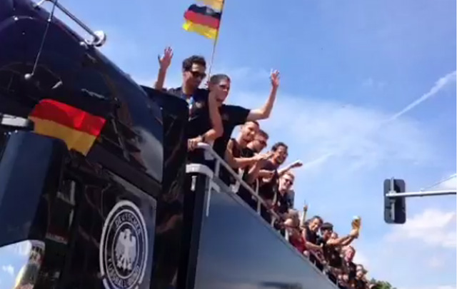 FOTO: Miles de alemanes se juntaron para recibir al campeón del mundo.