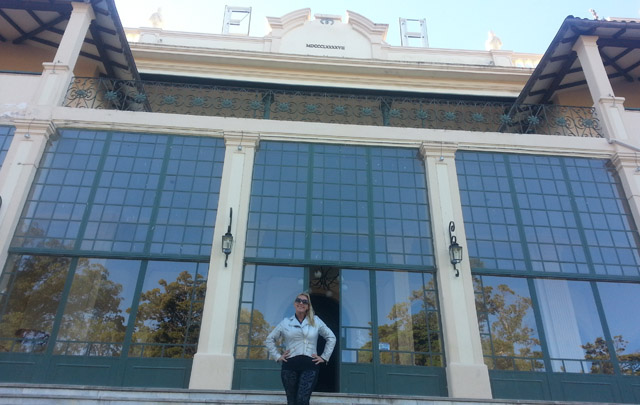 Celeste Benecchi en el ingreso del mítico Edén.