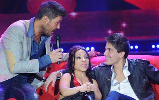 El conductor arregló un living para la pareja.