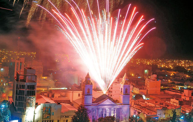 Los fuegos artificiales iluminaron la ciudad (Foto: diario El Liberal)