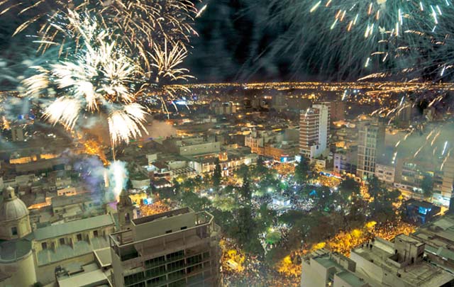 Los fuegos artificiales iluminaron la ciudad (Foto: diario El Liberal)